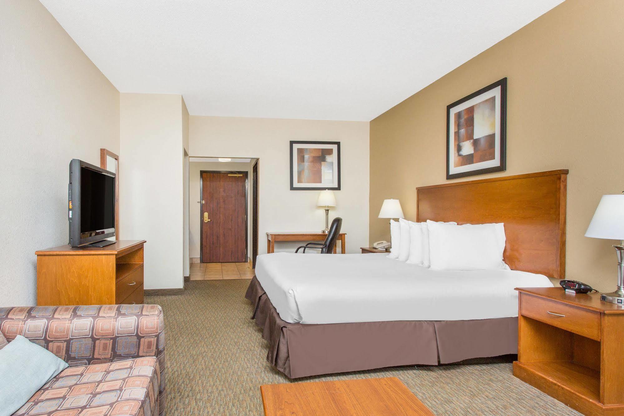 Days Inn By Wyndham Phenix City Near Fort Moore מראה חיצוני תמונה