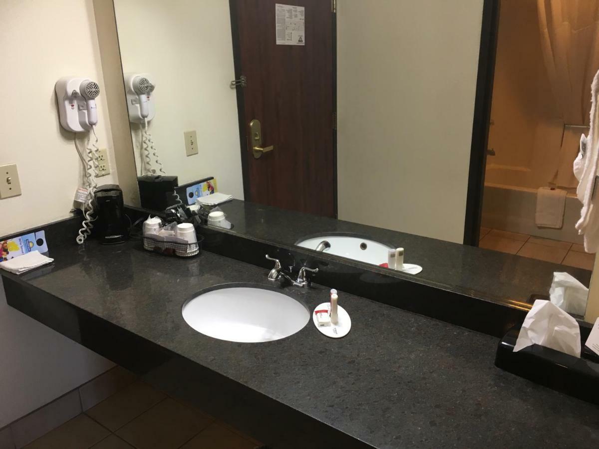 Days Inn By Wyndham Phenix City Near Fort Moore מראה חיצוני תמונה